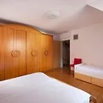 Spacious 2-bedroom Zabjak With Ac Tour As Apartman