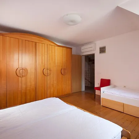 Spacious 2-bedroom Zabjak With Ac Tour As Apartamento