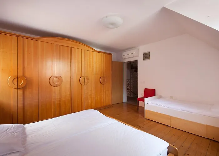 Spacious 2-bedroom Zabjak With Ac Tour As Apartmán